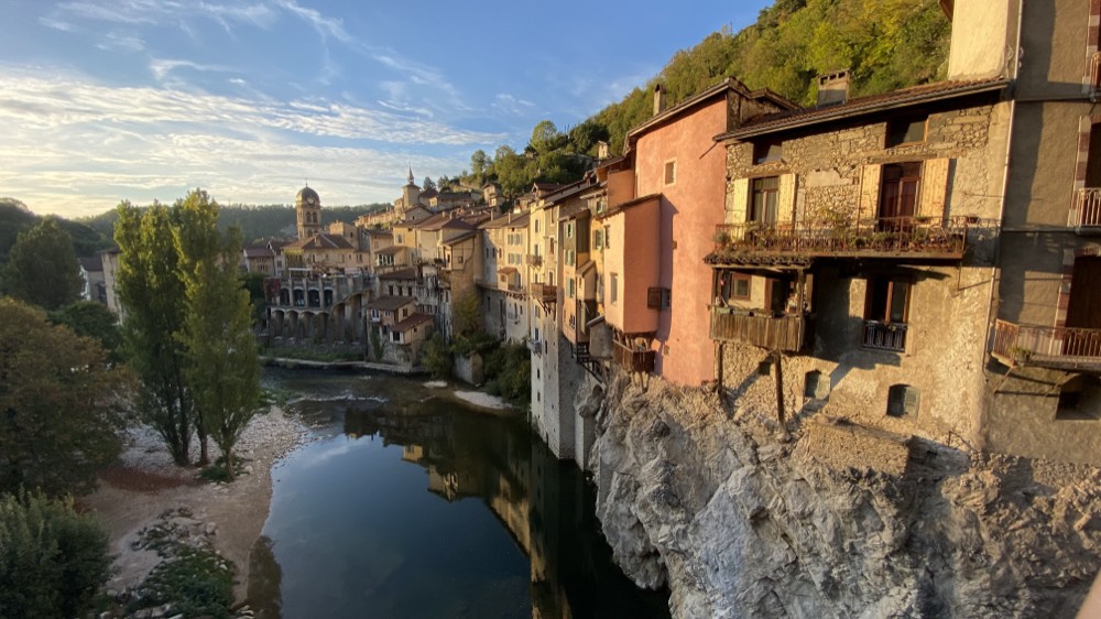 Les maisons suspendues de Pont-en-Royans au-dessus de la Bourne