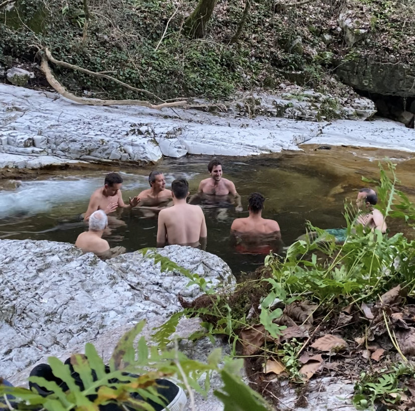 Participants dans un bassin naturel en rivière