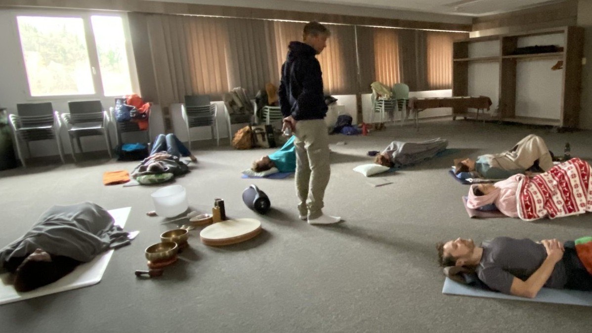 Séance de respiration guidée, participants allongés sur leurs tapis